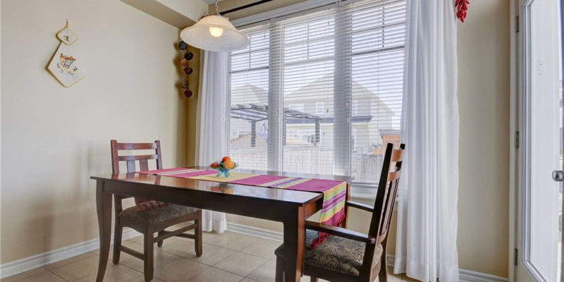 12_bright_eat_in_kitchen